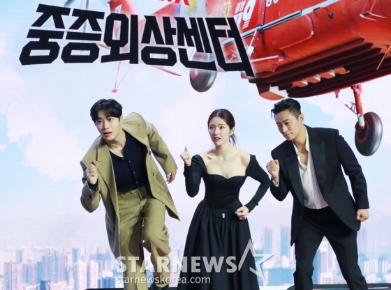 배우 추영우, 하영, 주지훈이 21일 오전 서울 강남구 그랜드 인터컨티넨탈 파르나스 호텔에서 진행된 넷플릭스 오리지널 시리즈 &#039;중증외상센터&#039; 제작발표회에 참석해 포즈를 취하고 있다.  전장을 누비던 천재 외과 전문의 백강혁(주지훈)이 유명무실한 중증외상팀을 심폐 소생하기 위해 부임하면서 벌어지는 통쾌한 이야기 &#039;중증외상센터&#039;는 오는 24일 공개된다. /2025.01.21 /사진=이동훈 photoguy@