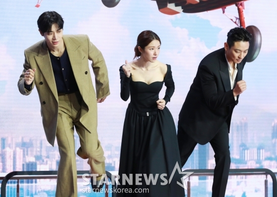 배우 추영우, 하영, 주지훈이 21일 오전 서울 강남구 그랜드 인터컨티넨탈 파르나스 호텔에서 진행된 넷플릭스 오리지널 시리즈 &#039;중증외상센터&#039; 제작발표회에 참석해 포즈를 취하고 있다.  전장을 누비던 천재 외과 전문의 백강혁(주지훈)이 유명무실한 중증외상팀을 심폐 소생하기 위해 부임하면서 벌어지는 통쾌한 이야기 &#039;중증외상센터&#039;는 오는 24일 공개된다. /2025.01.21 /사진=이동훈 photoguy@