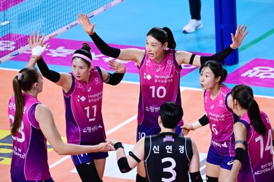 김연경(가운데)이 팀 득점 후 동료들을 독려하고 있다. /사진=KOVO 제공