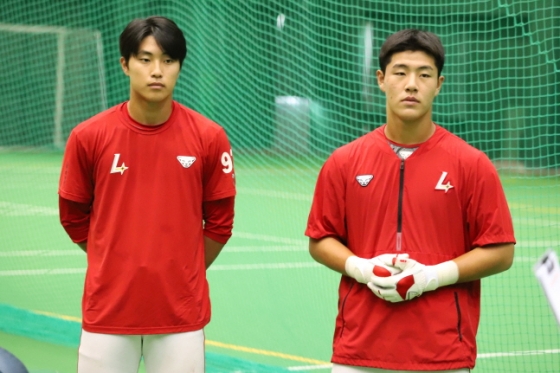 지난해와 올해 1라운드로 뽑힌 박지환(왼쪽)과 이율예. /사진=SSG 랜더스 제공