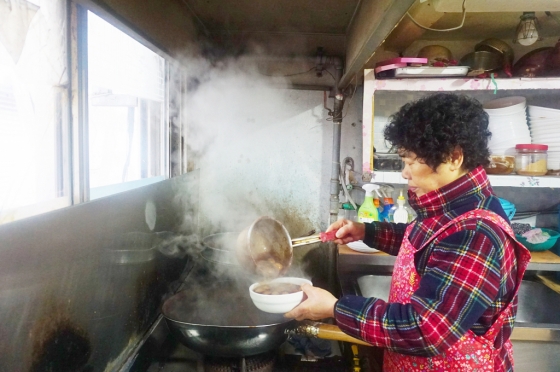 말바우시장은 ‘옛날팥죽’의 팥죽과 동지죽은 국내산 팥과 손수 빚은 새알심으로 만든다.(장보영 촬영)