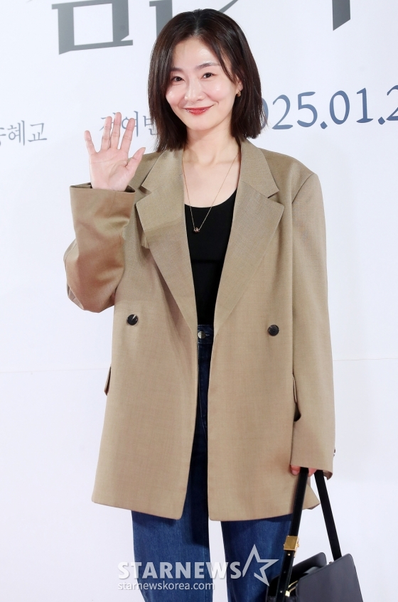 배우 박효주가 21일 오후 서울 송파구 롯데월드타워 롯데시네마에서 진행된 영화 &#039;검은 수녀들&#039; VIP시사회에 참석해 포즈를 취하고 있다.  &#039;검은 수녀들&#039;은 &#039;검은 사제들&#039;의 두 번째 이야기로 강력한 악령에 사로잡힌 소년을 구하기 위해 금지된 의식에 나서는 사람들의 이야기를 그린 영화다. 오는 24일 개봉. 2025.01.21 /사진=김창현 chmt@