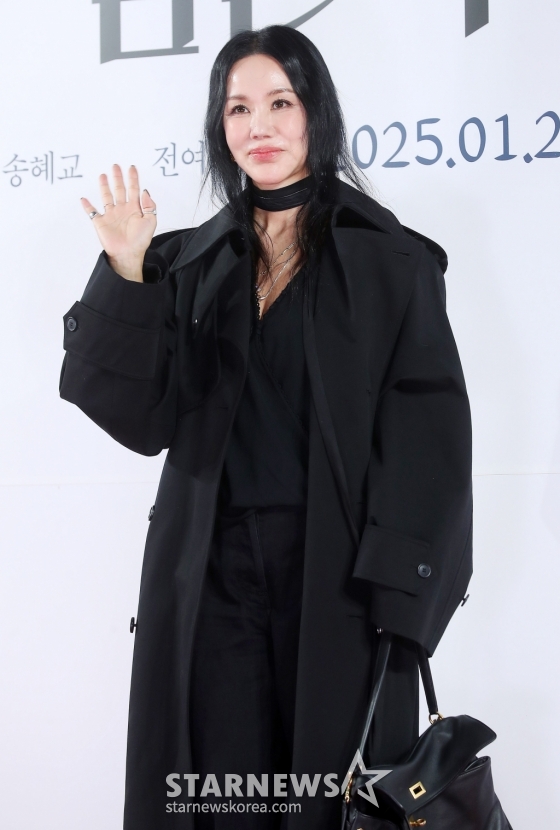 배우 엄정화가 21일 오후 서울 송파구 롯데월드타워 롯데시네마에서 진행된 영화 &#039;검은 수녀들&#039; VIP시사회에 참석해 포즈를 취하고 있다.  &#039;검은 수녀들&#039;은 &#039;검은 사제들&#039;의 두 번째 이야기로 강력한 악령에 사로잡힌 소년을 구하기 위해 금지된 의식에 나서는 사람들의 이야기를 그린 영화다. 오는 24일 개봉. 2025.01.21 /사진=김창현 chmt@