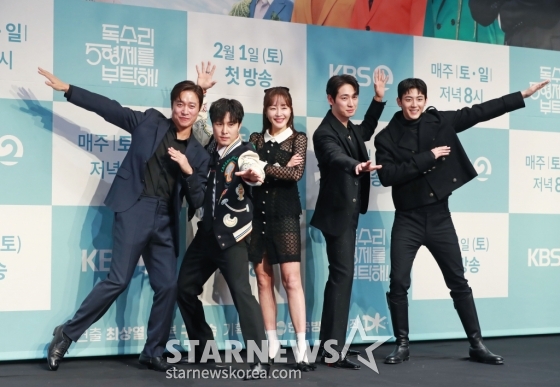 배우 최대철, 김동완, 엄지원, 윤박, 이석기가 22일 오후 서울 신도림 라마다 호텔에서 진행된 KBS 2TV 새 드라마 &#039;독수리 5형제를 부탁해!&#039; 제작발표회에 참석해 포즈를 취하고 있다. /2025.01.22 /사진=이동훈 photoguy@