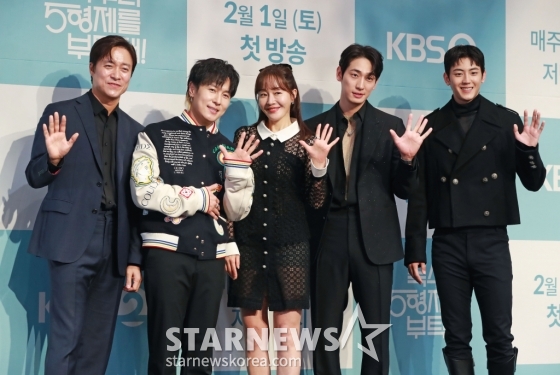 배우 최대철, 김동완, 엄지원, 윤박, 이석기가 22일 오후 서울 신도림 라마다 호텔에서 진행된 KBS 2TV 새 드라마 &#039;독수리 5형제를 부탁해!&#039; 제작발표회에 참석해 포즈를 취하고 있다. /2025.01.22 /사진=이동훈 photoguy@