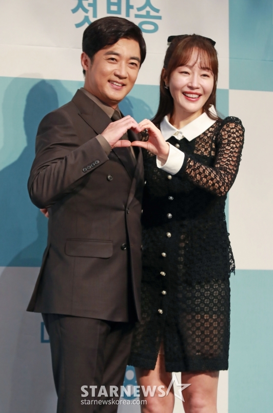 배우 안재욱, 엄지원이 22일 오후 서울 신도림 라마다 호텔에서 진행된 KBS 2TV 새 드라마 &#039;독수리 5형제를 부탁해!&#039; 제작발표회에 참석해 포즈를 취하고 있다. /2025.01.22 /사진=이동훈 photoguy@
