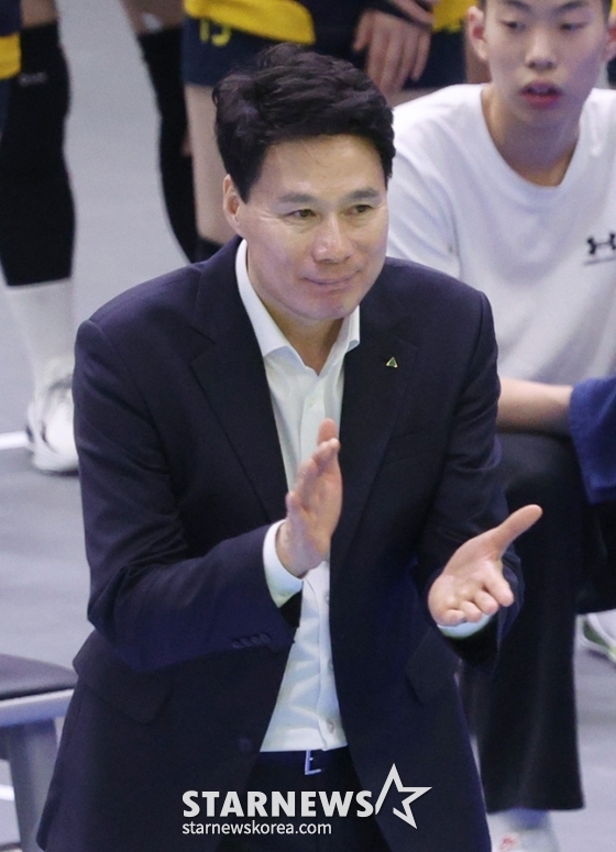 강성형 현대건설 감독이 박수치고 있다. /사진=김진경 대기자