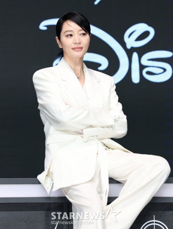 (서울=뉴스1) 권현진 기자 = 배우 김혜수가 8일 서울 영등포구 콘래드호텔에서 열린 디즈니+(플러스) 새 오리지널 시리즈 &#039;트리거’ 제작발표회에 참석해 포즈를 취하고 있다.  &#039;트리거&#039;는 이 꽃 같은 세상, 나쁜 놈들을 구제하기 위해 일단 카메라부터 들이대고 보는 지독한 탐사보도 프로 놈들의 이야기를 그린 작품이다. 2025.1.8/뉴스1  Copyright (C) 뉴스1. All rights reserved. 무단 전재 및 재배포,  AI학습 이용 금지. /사진=(서울=뉴스1) 권현진 기자