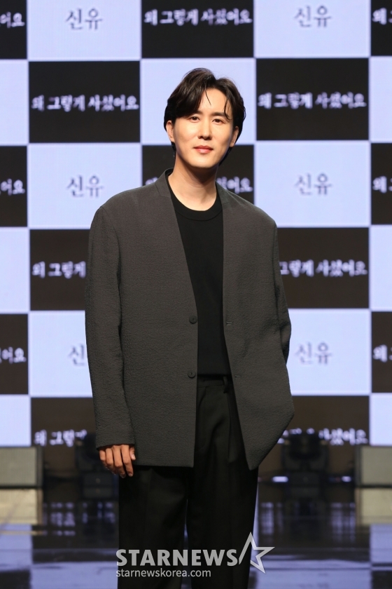 가수 신유가 2일 오후 서울 강남구 일지아트홀에서 신곡 &#039;왜 그렇게 사셨어요&#039; 발매 기념 쇼케이스에서 포즈를 취하고 있다. /사진제공=SY엔터테인먼트 2023.05.02