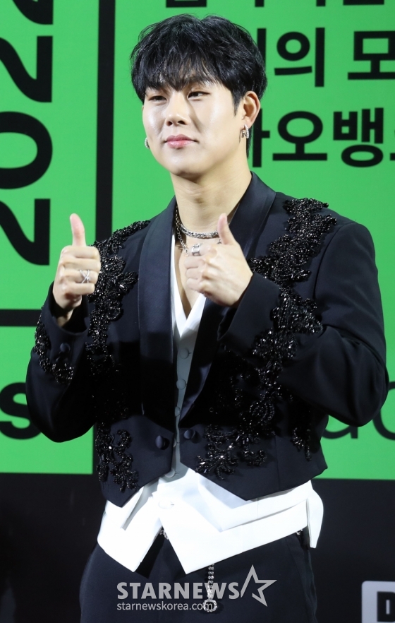그룹 몬스타엑스 주헌이 26일 오후 서울 구로구 고척스카이돔에서 열린 &#039;MMA2022&#039; 시상식 레드카펫에서 포즈를 취하고 있다. 2022.11.26