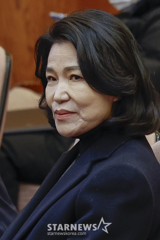 (서울=뉴스1) 박지혜 기자 = 이진숙 방송통신위원회 위원장이 23일 서울 종로구 헌법재판소에서 열린 방통위원장 탄핵심판사건 선고기일에 출석해 있다.   공영방송사 이사 선임 안건의 상임위원 &#039;2인 의결&#039;로 취임 사흘 만에 탄핵심판대에 오른 이 위원장은 이날 파면을 면했다. (공동취재) 2025.1.23/뉴스1  Copyright (C) 뉴스1. All rights reserved. 무단 전재 및 재배포,  AI학습 이용 금지. /사진=(서울=뉴스1) 박지혜 기자