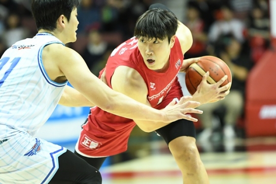 정효근(오른쪽). /사진=KBL 제공
