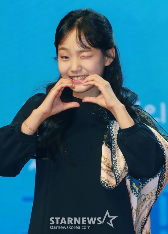 가수 김태연이 15일 오전 서울 강남구 일지아트홀에서 진행된 새 디지털 싱글 앨범 &#039;힘내세요!&#039; 발매기념 쇼케이스에서 포즈를 취하고 있다.  타이틀곡 &#039;수고했어요 오늘도&#039;는 각자의 자리에서 하루를 열심히 살아내고 있는 대중들에게 김태연이 건네는 안부와 따뜻한 위로를 담은 트로트 곡이다. /2022.09.15