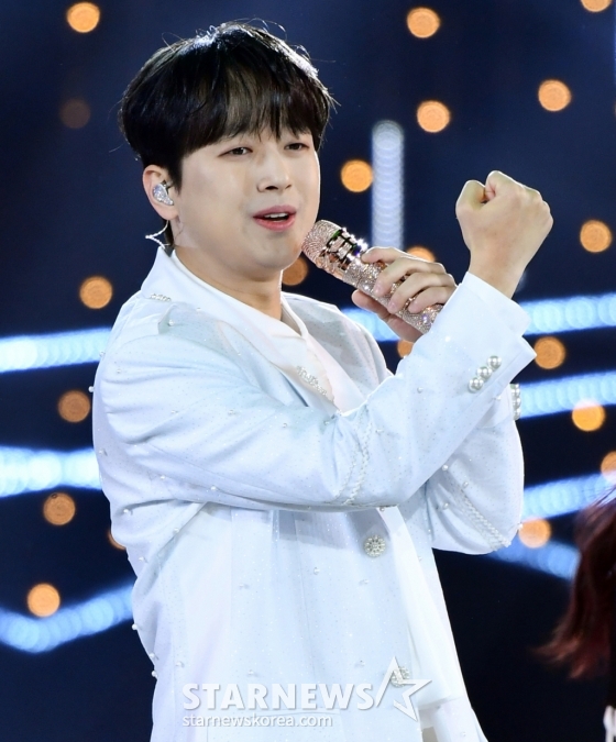(서울=뉴스1) 권현진 기자 = ·가수 이찬원이 26일 오후 영종도 인스파이어 아레나에서 열린 &#039;2024 SBS 트롯대전&#039;에 출연해 화려한 무대를 선보이고 있다. (SBS 제공) 2024.12.26/뉴스1  Copyright (C) 뉴스1. All rights reserved. 무단 전재 및 재배포,  AI학습 이용 금지. /사진=(서울=뉴스1) 권현진 기자