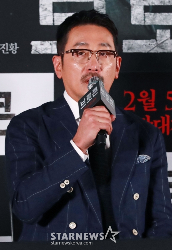 배우 하정우가 23일 오후 서울 CGV용산아이파크몰에서 진행된 영화 &#039;브로큰&#039;(감독 김진황) 언론배급시사회 및 기자간담회에 참석해 질문에 답하고 있다. /2025.01.23 /사진=이동훈 photoguy@