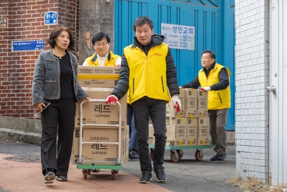 봉사활동하는 정몽규 회장(왼쪽에서 두 번째). /사진=정몽규 측 제공