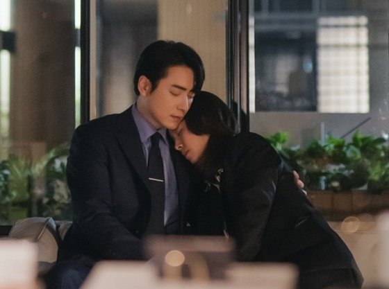 왼쪽부터 이준혁, 한지민 /사진=SBS &#039;나의 완벽한 비서&#039;