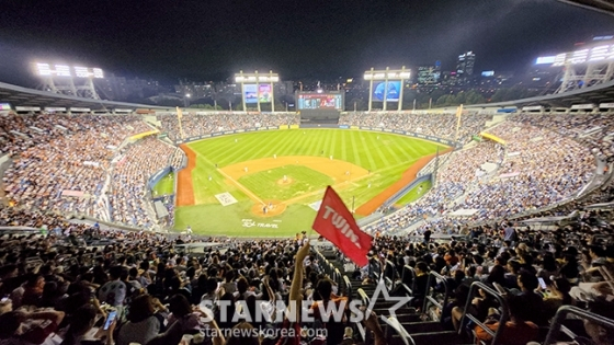 &#039;2024 신한 SOL 뱅크 KBO리그&#039; LG-한화전이 지난해 9월 25일 서울 잠실야구장에서 열렸다. 2024년 구단 역대 한 시즌 최다 매진, 최다 관중과 잠실구장 최다 관중 기록을 갈아치운 LG는 2024년 9월 25일 한화전에서 시즌 25번째 홈 경기 만원 관중을 달성했다. LG 팬들이 열띤 응원전을 펼치고 있다. /사진=김진경 대기자