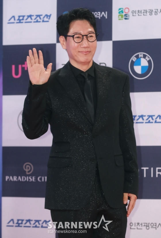 지석진이 19일 오후 인천 파라다이스 시티에서 진행된 제3회 청룡시리즈어워즈 레드카펫 행사에 참석해 포즈를 취하고 있다. /2024.07.19 /사진=이동훈