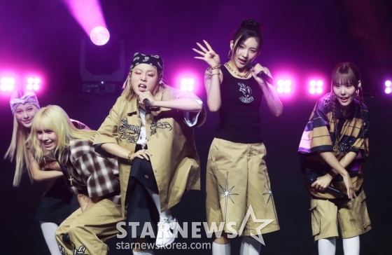 걸그룹 영파씨(YOUNG POSSE)가 21일 서울 서대문구 창천동 예스24 원더로크홀에서 진행된 세 번째 EP ‘ATE THAT&#039;(에이트 댓) 발매기념 쇼케이스에서 신곡을 선보이고 있다.  앨범명과 동명의 타이틀곡 ‘ATE THAT’은 지펑크 장르로, 곡 제목 그대로 ‘영파씨가 K-팝씬을 부스러기 하나 남김없이 씹어 먹겠다’라는 당돌한 포부를 노랫말에 담았다. /2024.08.21 /사진=이동훈 기자