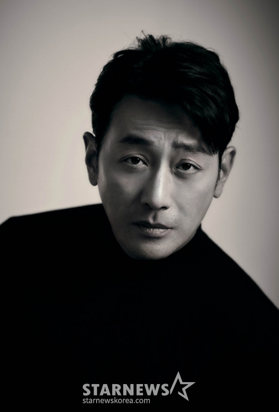 영화 &#039;브로큰&#039;의 주연배우 하정우가 24일 진행된 라운드 인터뷰를 위해 포즈를 취하고 있다. /사진제공=바른손이앤에이 2025.01.24 /사진=이동훈 photoguy@