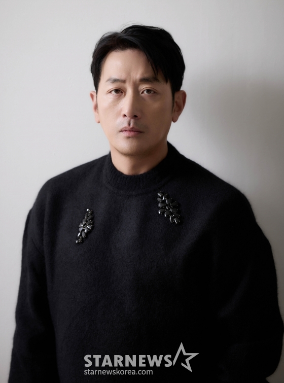 영화 &#039;브로큰&#039;의 주연배우 하정우가 24일 진행된 라운드 인터뷰를 위해 포즈를 취하고 있다. /사진제공=바른손이앤에이 2025.01.24 /사진=이동훈 photoguy@