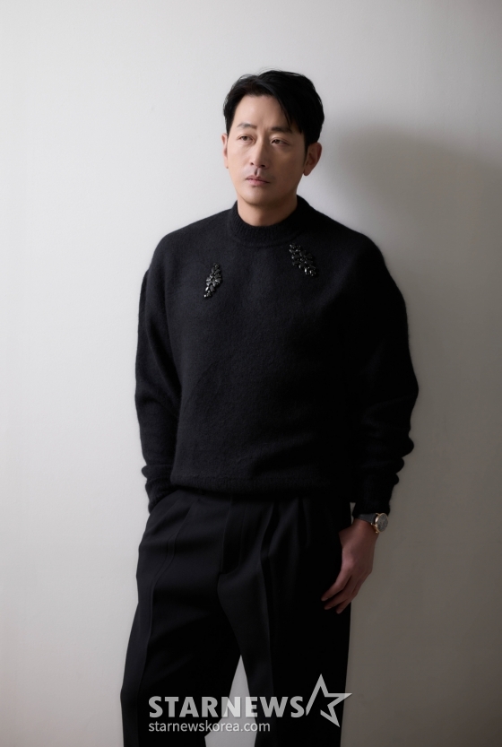 영화 &#039;브로큰&#039;의 주연배우 하정우가 24일 진행된 라운드 인터뷰를 위해 포즈를 취하고 있다. /사진제공=바른손이앤에이 2025.01.24 /사진=이동훈 photoguy@