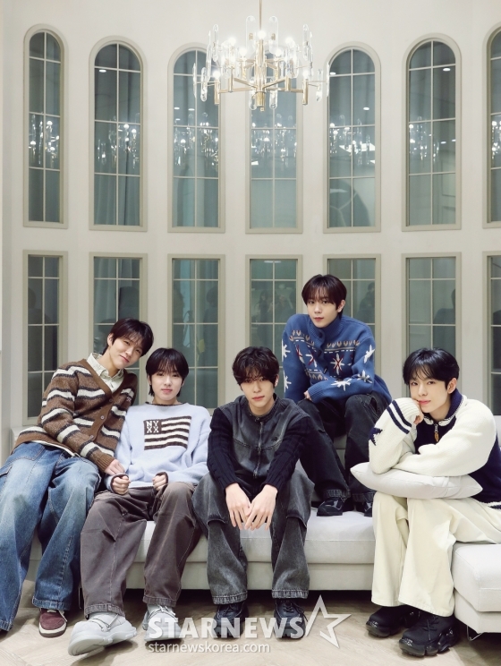 엔시티 위시(NCT WISH)가 서울 성동구 SM엔터테인먼트 사옥에서 진행된 &#039;제 9회 아시아 아티스트 어워즈&#039;(The 9th Asia Artist Awards, 이하 &#039;AAA 2024&#039;)&#039; 수상 인터뷰에 앞서 포즈를 취하고 있다. /사진=김창현 chmt@