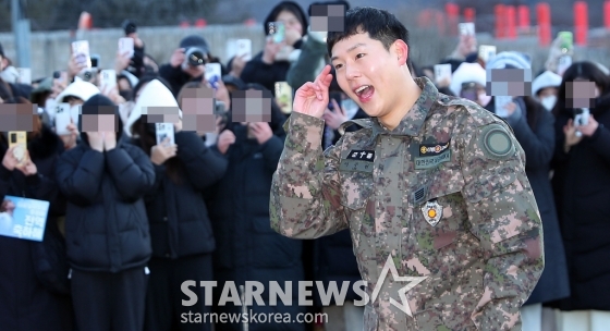 군 복무를 마친 그룹 몬스타엑스(MONSTA X) 주헌이 23일 오전 강원도 화천 육군 제15보병사단 신병교육대 앞에서 팬들에게 인사하고 있다. 2025.01.23 /사진=김창현 기자 chmt@