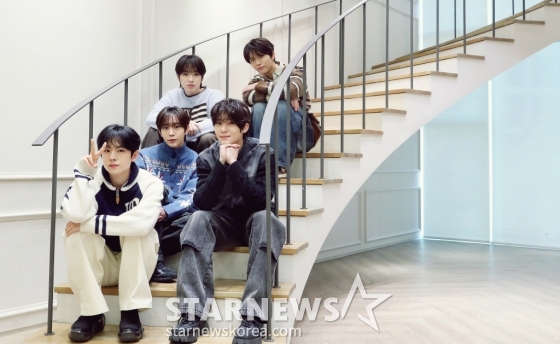 엔시티 위시(NCT WISH)가 서울 성동구 SM엔터테인먼트 사옥에서 진행된 &#039;제 9회 아시아 아티스트 어워즈&#039;(The 9th Asia Artist Awards, 이하 &#039;AAA 2024&#039;)&#039; 수상 인터뷰에 앞서 포즈를 취하고 있다.  /사진=김창현 chmt@
