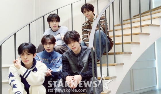 엔시티 위시(NCT WISH)가 서울 성동구 SM엔터테인먼트 사옥에서 진행된 &#039;제 9회 아시아 아티스트 어워즈&#039;(The 9th Asia Artist Awards, 이하 &#039;AAA 2024&#039;)&#039; 수상 인터뷰에 앞서 포즈를 취하고 있다./사진=김창현 chmt@