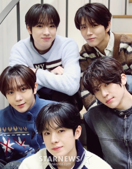 엔시티 위시(NCT WISH)가 서울 성동구 SM엔터테인먼트 사옥에서 진행된 &#039;제 9회 아시아 아티스트 어워즈&#039;(The 9th Asia Artist Awards, 이하 &#039;AAA 2024&#039;)&#039; 수상 인터뷰에 앞서 포즈를 취하고 있다. /사진=김창현 chmt@