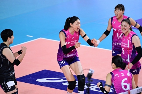 흥국생명 김연경(가운데)이 25일 현대건설전에서 득점 후 기뻐하고 있다. /사진=KOVO 제공