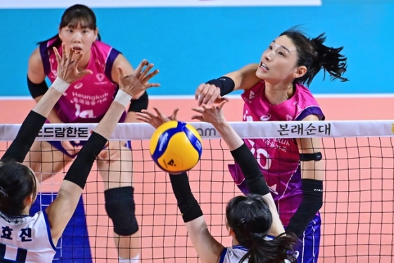 김연경(오른쪽)이 현대건설의 수비벽을 뚫고 득점을 하고 있다. /사진=KOVO 제공
