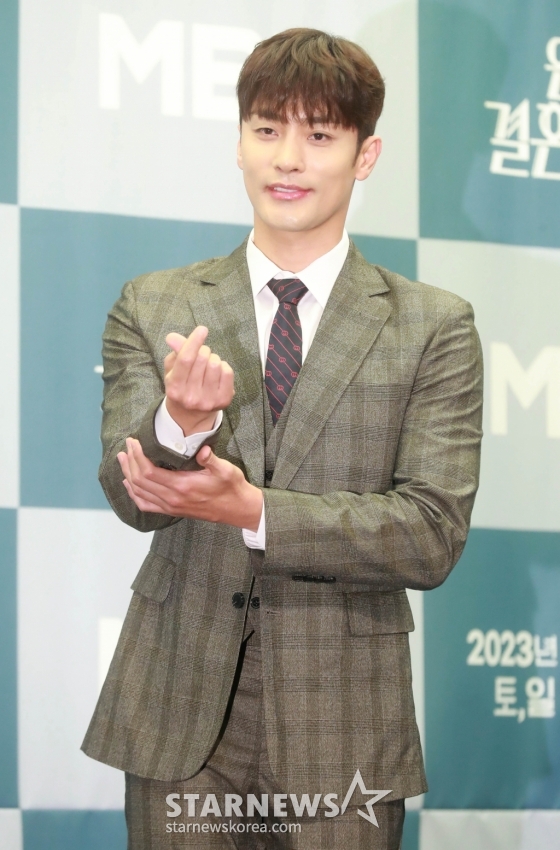 배우 성훈이 26일 오후 서울 마포구 상암동 스탠포드호텔에서 진행된 MBN 주말극 &#039;완벽한 결혼의 정석&#039; 제잘발표회에 참석해 포즈를 취하고 있다.  남편과 가족에게 복수하기 위해 계약 결혼을 선택한 여자 한이주와 그녀를 아내로 맞이하기 위해 계약 결혼을 연기하는 남자 서도국의 아찔하고 은밀한 로맨스 복수극 &#039;완벽한 결혼의 정석&#039;은 오는 28일 첫 방송된다. /2023.10.26 /사진=이동훈
