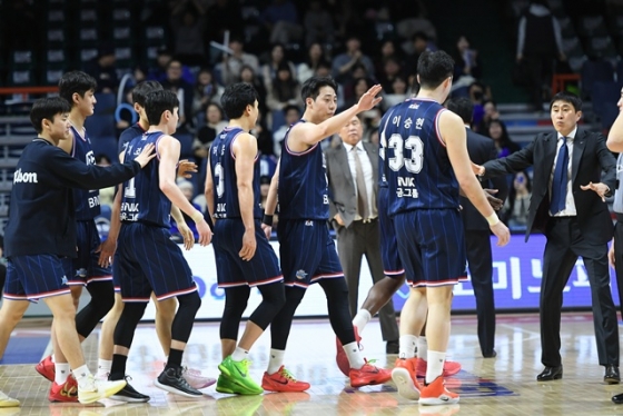 기뻐하는 KCC 선수들. /사진=KBL 제공