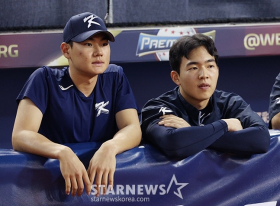 김주원(왼쪽)과 김휘집이 지난해 열린 프리미어 12 경기를 더그아웃에서 지켜보고 있다. /사진=김진경 대기자 