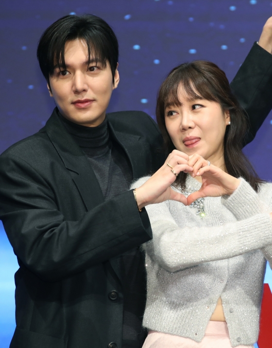 (서울=뉴스1) 권현진 기자 = 배우 이민호와 공효진(오른쪽)이 18일 오후 서울 구로구 신도림 더 세인트에서 열린 tvN 새 토일드라마 &#039;별들에게 물어봐&#039; (극본 서숙향, 연출 박신우) 제작발표회에 참석해 포즈를 취하고 있다.  &#039;별들에게 물어봐&#039;는 무중력 우주 정거장에서 일하는 보스 이브(공효진 분)와 비밀스러운 미션을 가진 불청객 공룡(이민호 분)의 지구 밖 생활기를 그린 작품이다. 2024.12.18/뉴스1  Copyright (C) 뉴스1. All rights reserved. 무단 전재 및 재배포,  AI학습 이용 금지. /사진=(서울=뉴스1) 권현진 기자