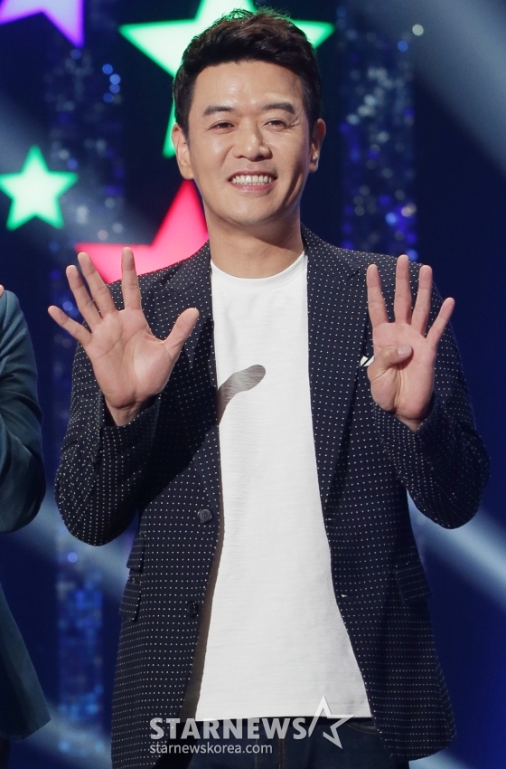 $ 개그맨 김대희가 10일 오후 서울 영등포구 여의도동 KBS 별관 공개홀에서 진행된 &#039;개그콘서트&#039;(이하 개콘) 900회 특집 기자간담회에서 포즈를 취하고 있다.  &#039;개콘&#039; 900회 특집은 오는 14일부터 김준호, 김대희, 유세윤, 강유미, 김병만, 이수근 등 &#039;개콘&#039; 레전드 개그맨들과 현재 활약하고 있는 후배들과의 콜라보 무대가 펼쳐질 예정이다. /사진=김창현 기자 chmt@