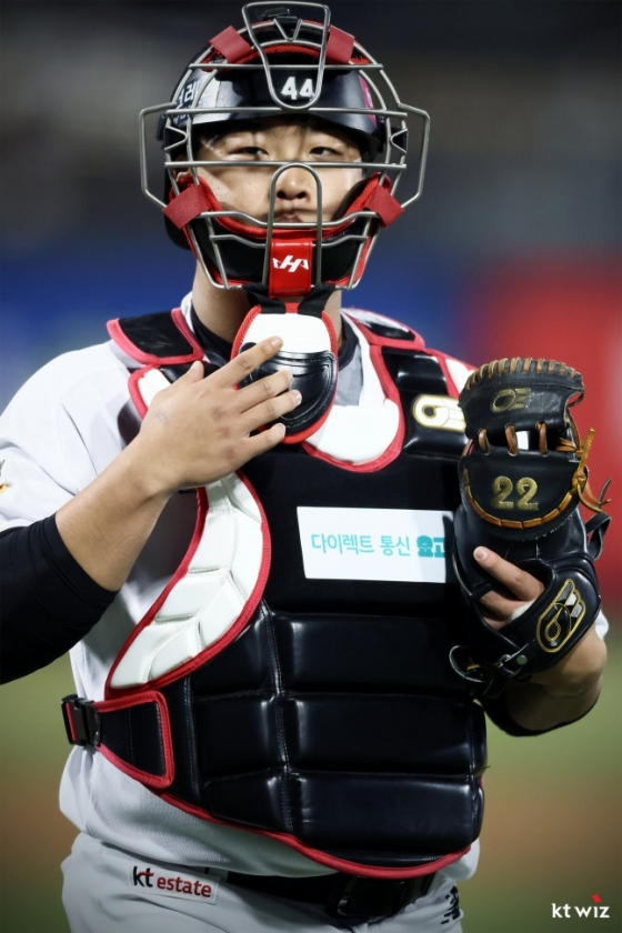 강백호가 포수 마스크를 쓰고 있다. /사진=KT 위즈 제공