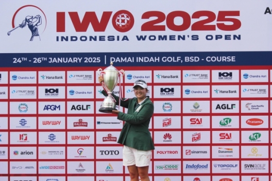 황유나가 한국 여자프로골프(KLPGA) 2025 드림투어 인도네시아 여자오픈 대회에서 우승하고 트로피를 들고 있다. 사진=KLPGA 제공