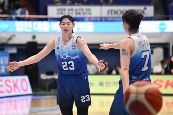 신한은행 홍유순(왼쪽). /사진=WKBL 제공 