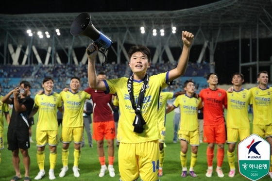 경기가 끝난 뒤 팬들에게 인사하는 최우진(가운데). /사진=한국프로축구연맹 제공