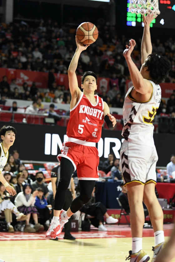 슛을 시도하는 김선형(가운데)의 모습. /사진=KBL 제공