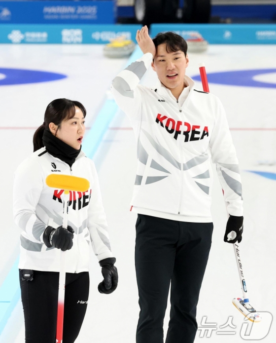 한국 컬링 믹스더블의 김경애(왼쪽)와 성지훈. /사진=뉴스1