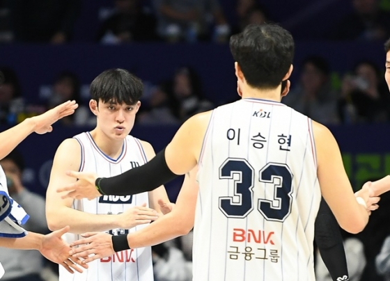 KCC 이근휘(왼쪽)와 이승현. /사진=KBL 제공 