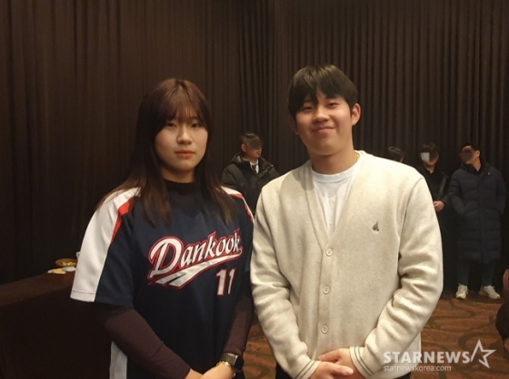 이예린(왼쪽)과 그의 오빠 키움 이명종이 2023년 말 서울 마포구 서울가든호텔에서 열린 &#039;야구·소프트볼인의 밤&#039;에서 사진 촬영을 하고 있다. /사진=김동윤 기자