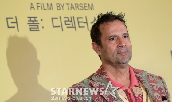 영화 &#039;더 폴: 디렉터스 컷&#039; 타셈 싱 감독이 6일 오전 서울 용산구 아이파트몰 CGV에서 진행된 내한 기자간담회에 참석해 포즈를 취하고 있다.  &#039;더 폴: 디렉터스 컷&#039;은 스턴트맨 로이가 호기심 많은 어린 소녀 알렉산드리아에게 전 세계 24개국의 비경에서 펼쳐지는 다섯 무법자의 환상적인 모험을 이야기해 주는 영화다. 2025.02.06 /사진=김창현 chmt@
