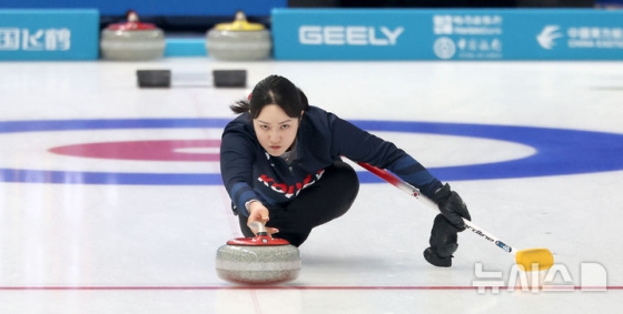 대한민국 김경애가 스톤을 투구하고 있다.  /사진=뉴시스