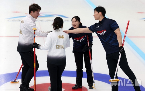 성지훈, 김경애가 4-6으로 패배한 뒤 중국 선수들과 인사를 나누고 있다. /사진=뉴시스